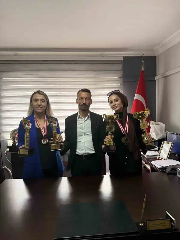Manisalı kuaförler Antalya’dan 4 kupayla döndü
