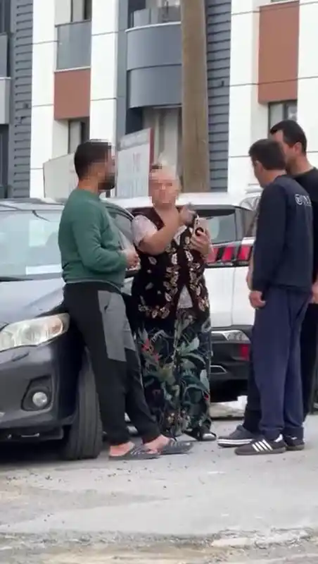 Başakşehir’de park yeri kavgası kameraya yansıdı
