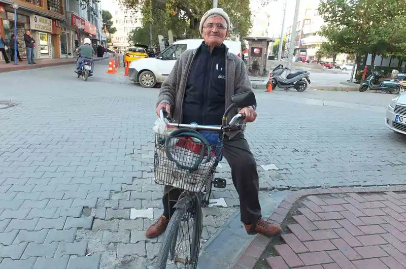 Burhaniyeli 80’lik Hüseyin dede her yere bisikletle gidiyor
