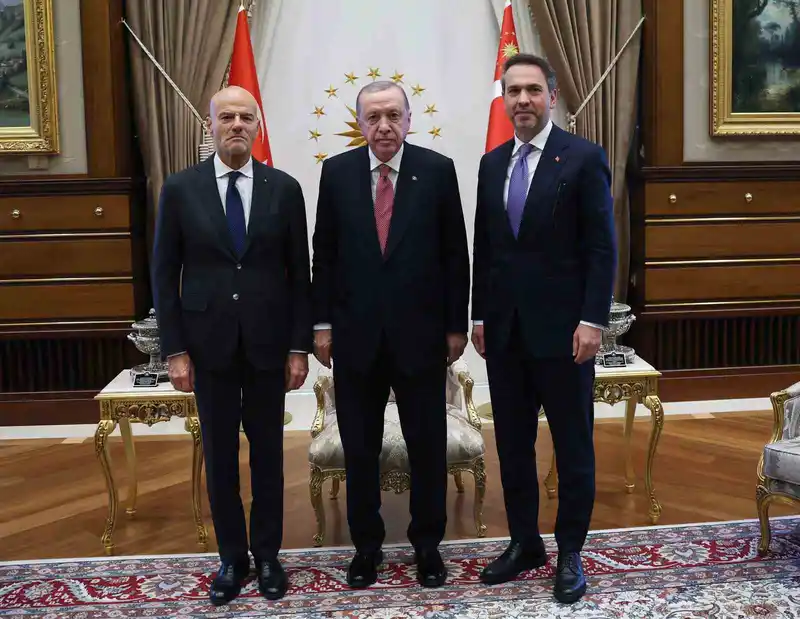 Cumhurbaşkanı Erdoğan, İtalya Milli Hidrokarbon Ajansı Başkanı Descalzi’yi kabul etti
