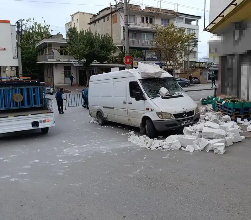 Bursa’da lodos: Otomobilin üzerine ağaç devrildi, o anlar kameraya yansıdı
