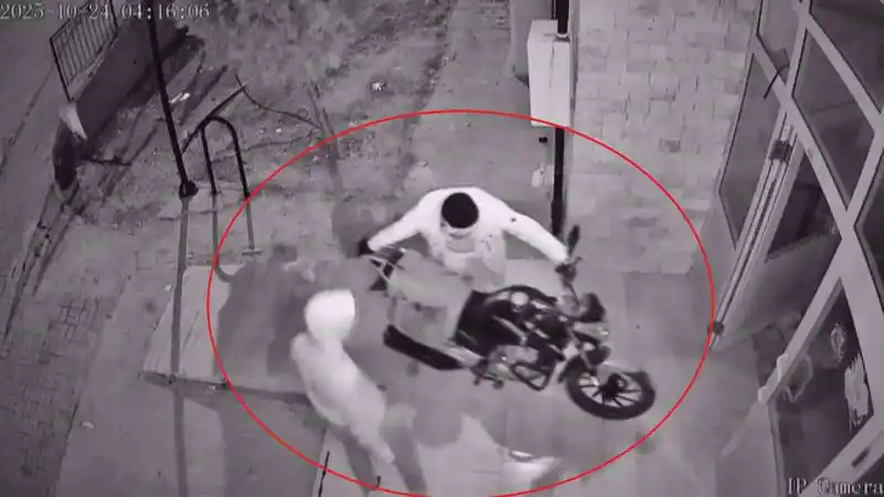 Güvenlik kamerasına yakalanan hırsızlar, çaldıkları motosiklete kendi malları gibi binip gittiler
