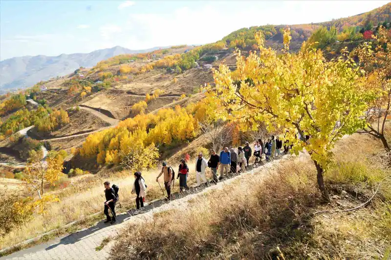 Muş’ta doğaseverler sonbaharın renkleri arasında yürüyüş yaptı
