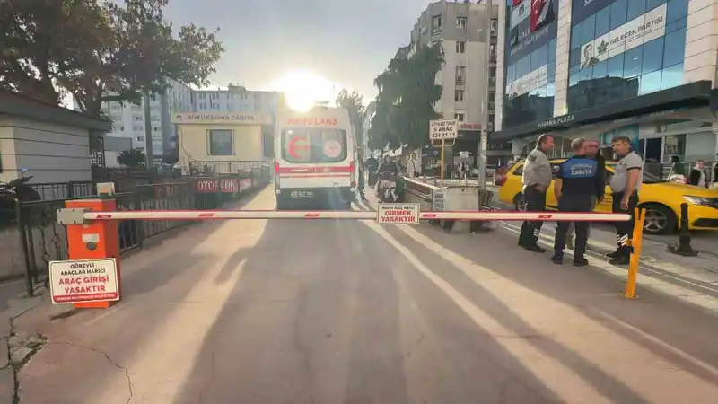 Samsun’da görünmez kaza: Yayanın kafasına bariyer çarptı
