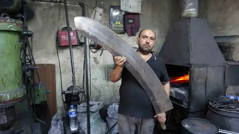 Gaziantep’te el emeğiyle yapılan insan boyundaki et satırı alıcısını bekliyor
