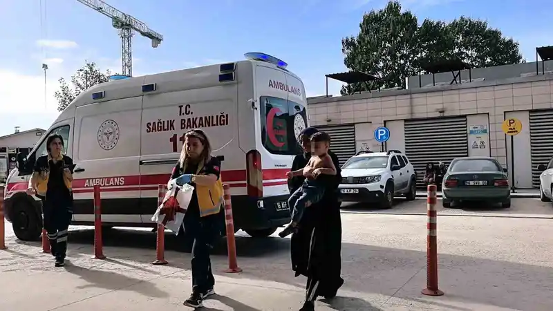 Çaydanlıktan üzerine kaynar su dökülen 2 yaşındaki çocuk yaralandı
