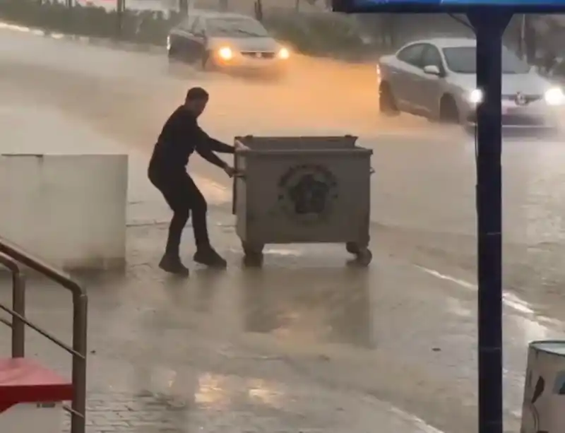 Tekirdağ’da köprü altları göle döndü, araçlar suya gömüldü
