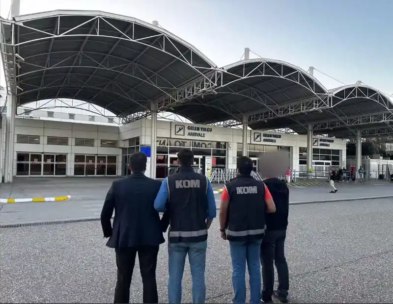 Antalya Havalimanı’nda zimmet ve kaçakçılık suçundan gözaltına alınan 10 memurdan 5’i tutuklandı
