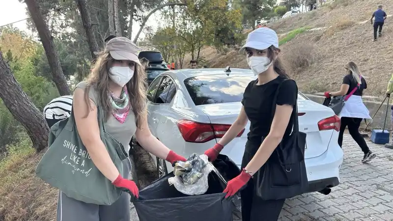 Aylarca belediye temizlemedi, vatandaş bir günde temizledi
