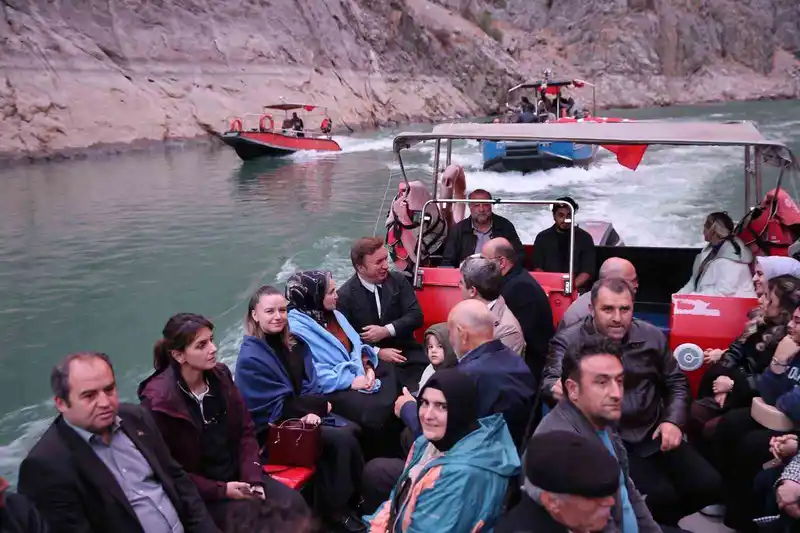 Vali Aydoğdu Kemaliye’de esnafı ziyaret etti, Karanlık Kanyon’da tekne turuna katıldı
