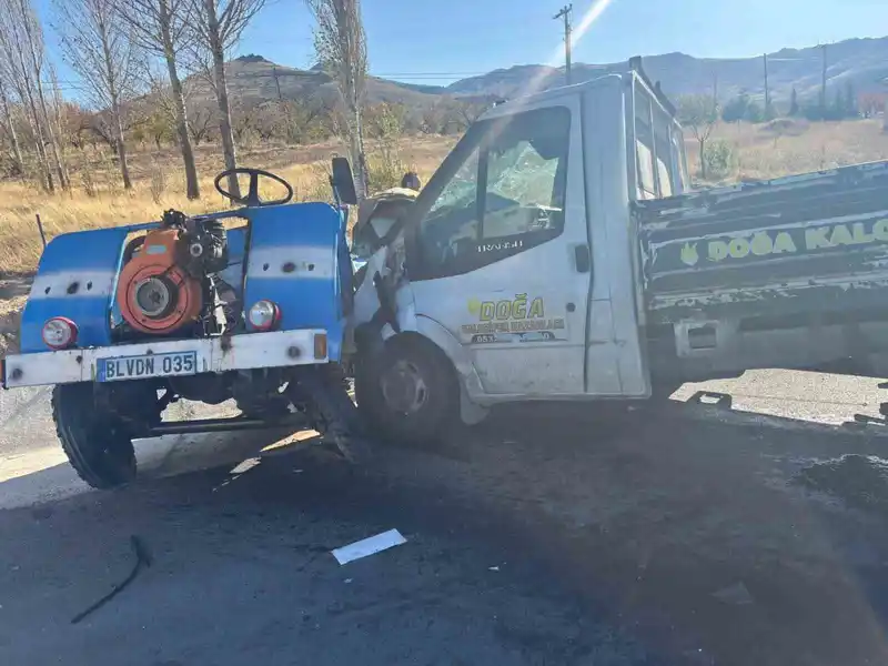 Kamyonetle çarpışan patpatın sürücüsü yaşamını yitirdi
