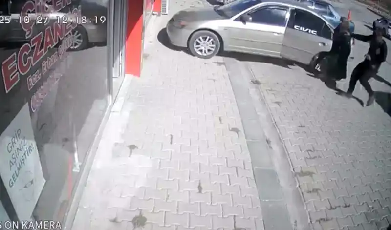 El freni çekilmeyen araç eczaneye girdi
