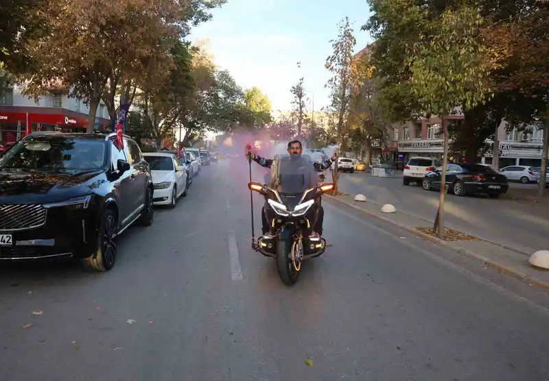 Motosikletle umre yolculuğunu tam 15 bin kilometreyle tamamladı
