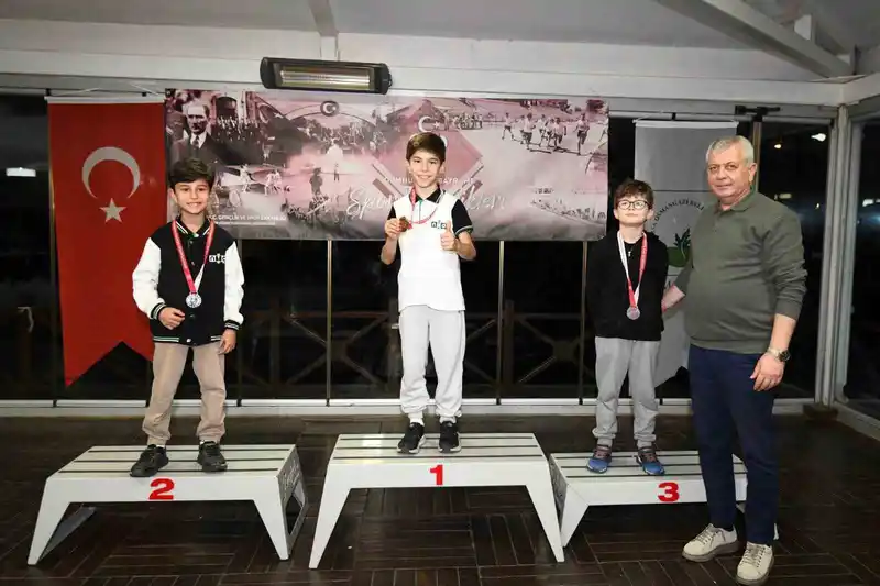 Osmangazi’de minik satranç ustaları kupalarına kavuştu
