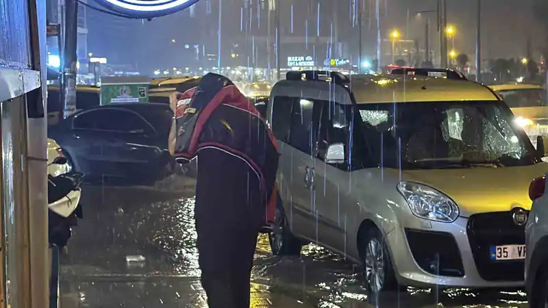 Düzce’de şiddetli yağış sokakları göle çevirdi
