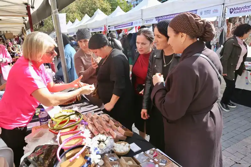 Heykel’de meydan kadınların
