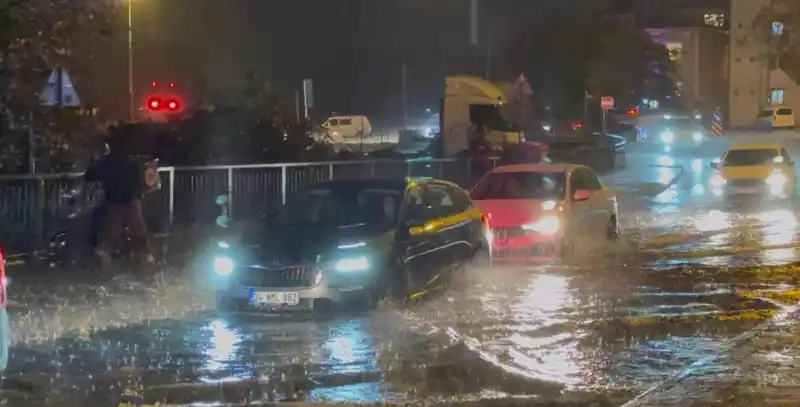 İstanbul’da aniden bastıran sağanak yağmur hayatı felç etti
