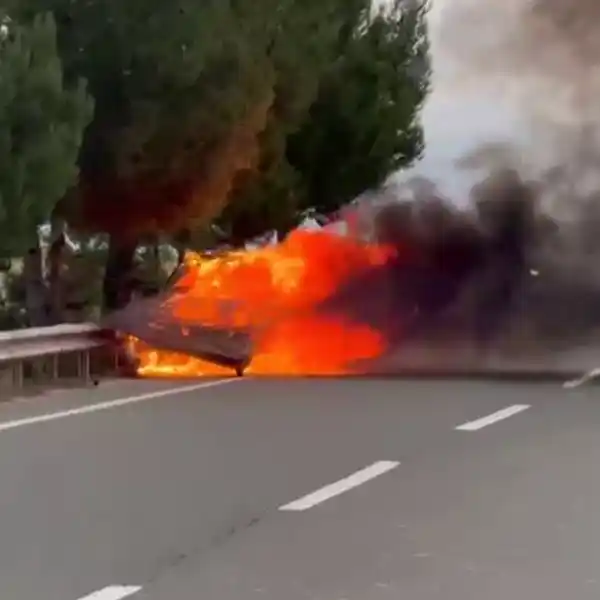 Edirne’de seyir halindeki otomobil alev alev yandı
