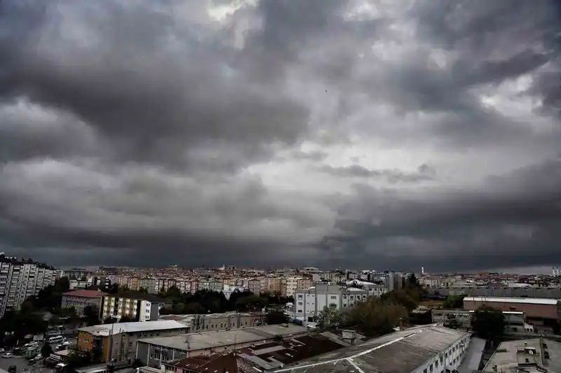 İstanbul’un üzerine kara bulutlar çöktü
