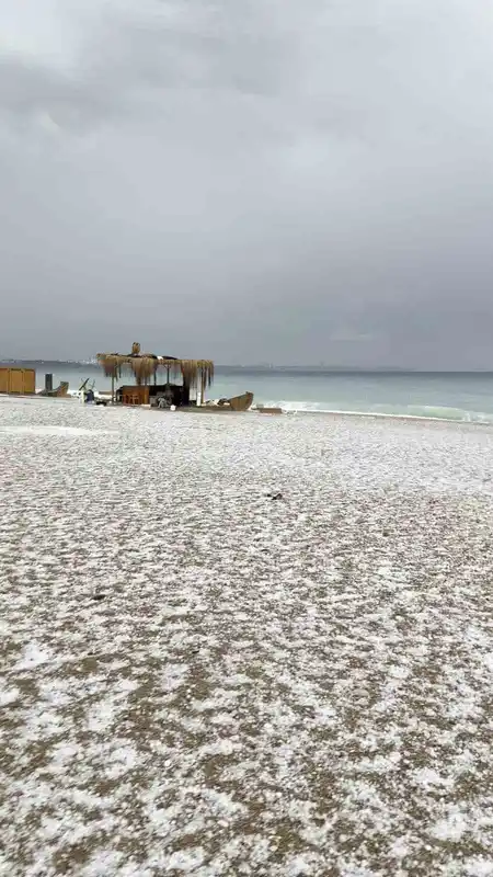 Antalya 15 dakikada kışı yaşadı, Konyaaltı Sahili beyaza büründü