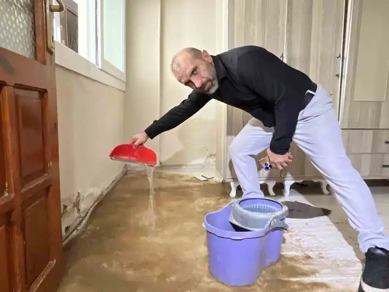 İzmir’de İZSU şebeke borusu patladı: Bir evi yaşanmaz hale getirdi
