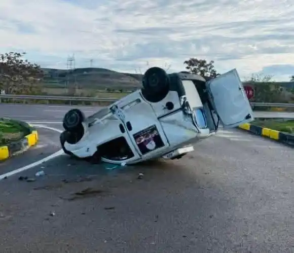 Ankara’da kontrolden çıkan hafif ticari araç takla attı: 1 yaralı
