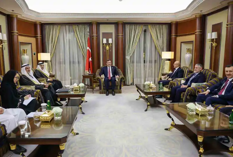 Cumhurbaşkanı Yardımcısı Yılmaz, Suudi Arabistan Yatırım Bakanı el-Falih ile bir araya geldi
