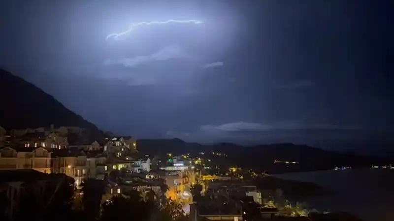 Kaş’ta şimşekler geceyi gündüze çevirdi: Muhteşem doğa olayı kameraya yansıdı
