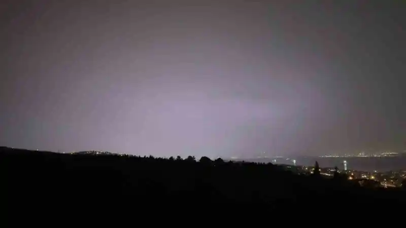 Kocaeli’de şimşekler adeta geceyi gündüze çevirdi
