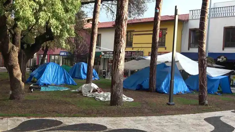 Sındırgı’da depremin ardından halk geceyi sokakta ve çadırlarda geçirdi
