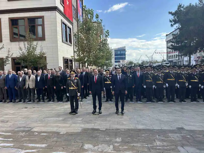 Bingöl’de Cumhuriyet’in 102. yılı kutlamaları çelenk sunumuyla başladı
