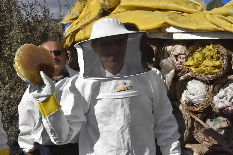 Bitlis Valisi Karakaya dünyaca ünlü karakovan balının hasadını yaptı
