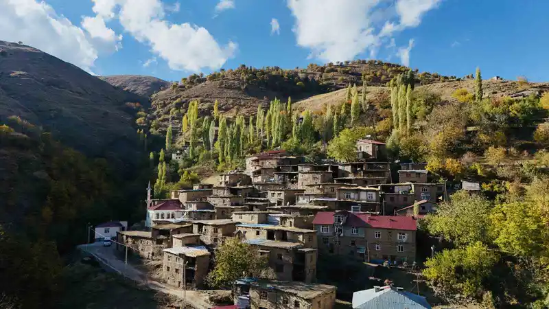 Bitlis’in tarihi taş evlerinde sonbahar güzelliği
