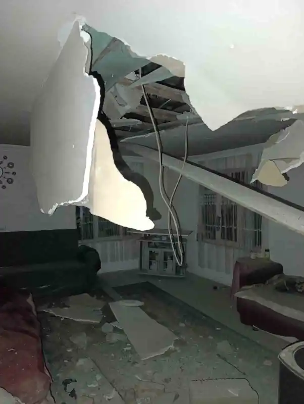 Depremde Gördes’te bir evin tavanı çöktü
