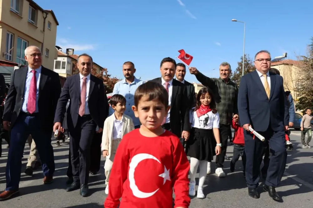 Vali Çiçek daveti çevirmedi anaokulu öğrencilerinin Cumhuriyet coşkusuna katıldı