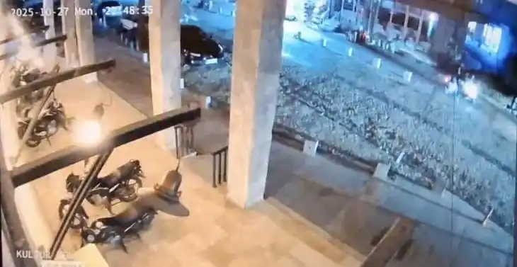 Balıkesir’de 6.1 büyüklüğündeki deprem güvenlik kamerasında
