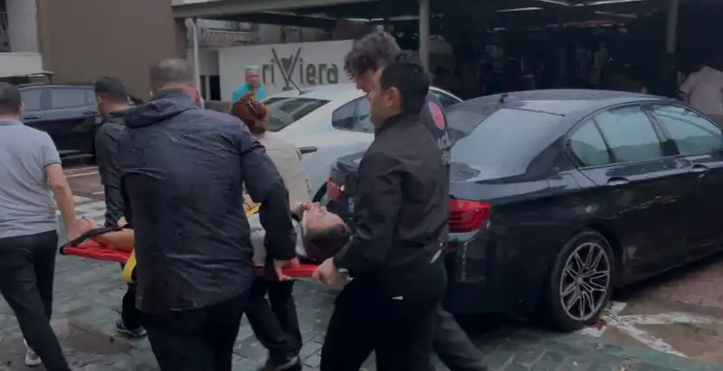 Sağanak ve rüzgar aniden bastırdı, devrilen ağacın altında kalan 3 kişi yaralandı
