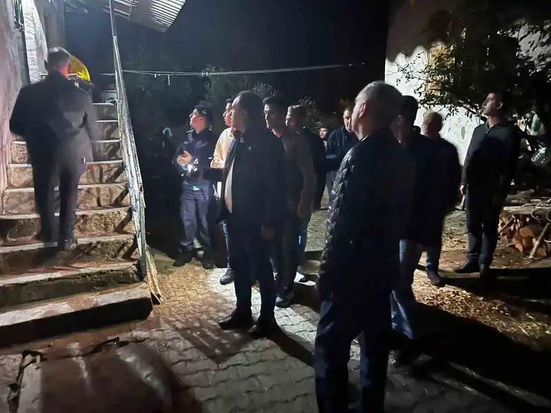 Vali Özkan, deprem sonrası Gördes’te incelemelerde bulundu
