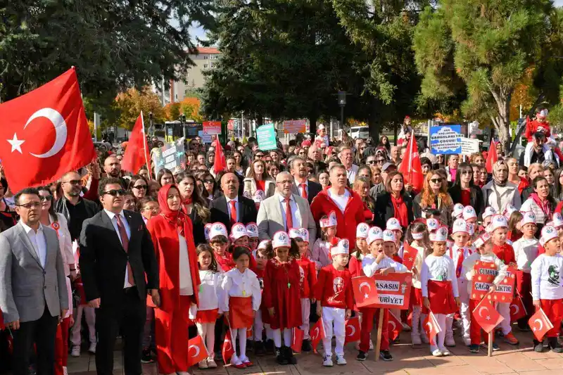 Çorum’da minik çocuklar Cumhuriyet coşkusunu meydanalara taşıdı
