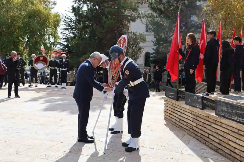 Cumhuriyeti fidan dağıtarak kutladılar

