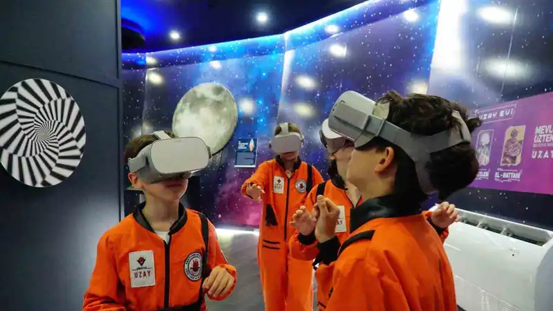 Çocuklar uzayın gizemini El Battani Uzay Evi’nde keşfediyor

