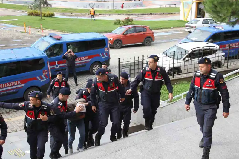 Bir ilçeyi diken üstünde tutan zanlı, adliyeye sevk edildi
