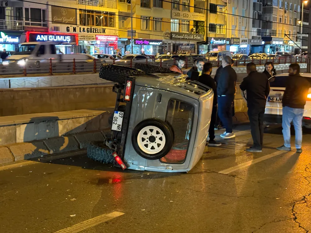 Otomobilin çarptığı cip yan yattı, yol trafiğe kapandı