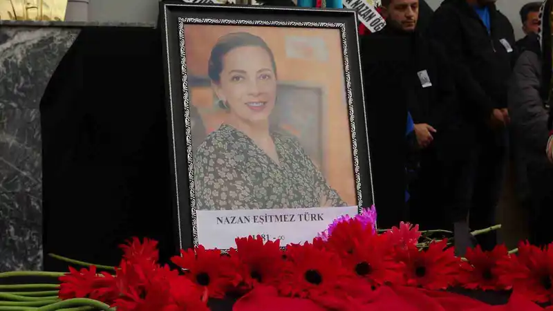 Kansere yenik düşen öğretmen için okulunda tören düzenlendi
