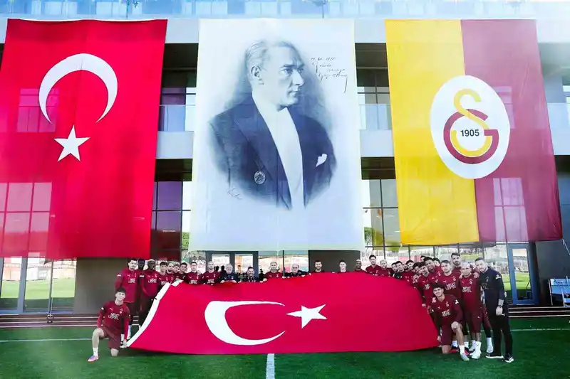 Galatasaraylı futbolculardan 29 Ekim Cumhuriyet Bayramı kutlaması
