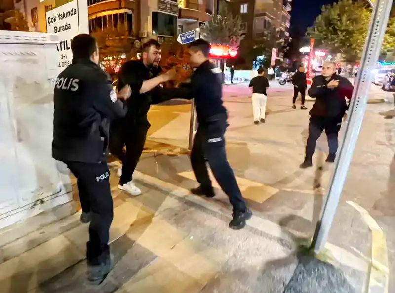 Yoldan geçen araçlara zarar verdi, polise direndi, 