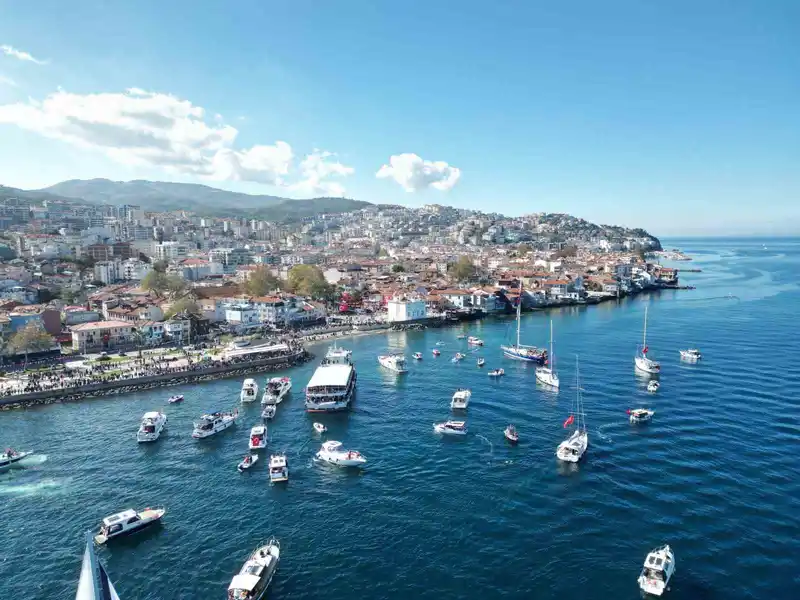 Denizde onlarca tekne kortej yaptı
