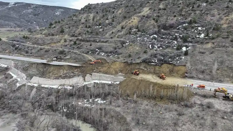 Gümüşhane-Erzincan karayolundaki heyelan bölgesinde çalışmalar sürüyor
