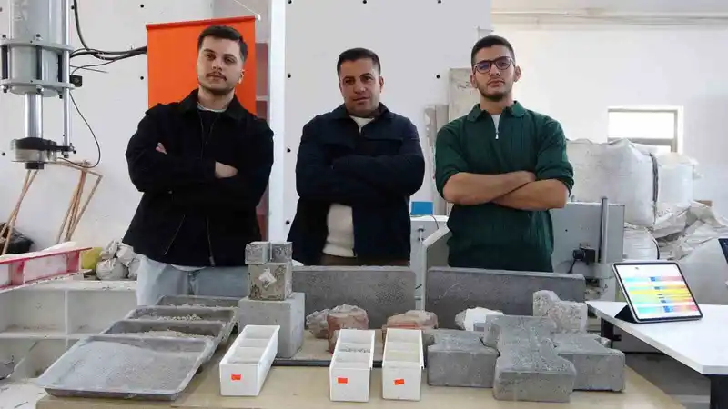 Malatya’da deprem enkazı beton yola dönüştü
