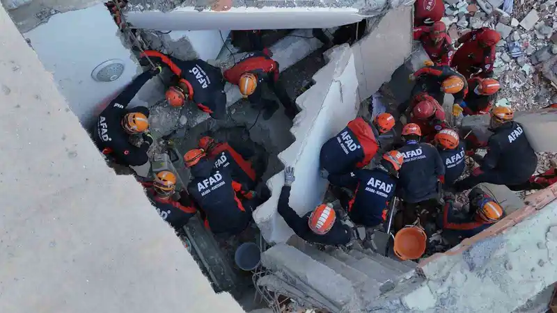 Gebze’de çöken binadaki kurtarma çalışmaları 11. saatinde havadan görüntülendi
